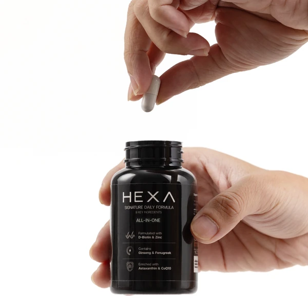 มือหยิบ 1 แคปซูลจากขวด HEXA